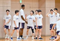 白樺学園高バスケ部のチームメートとコミュニケーションを取るエマニュエル（左から３人目）