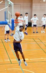 白樺学園初、バスケ部にナイジェリアのスポーツ留学生　２０７センチの１年生に期待感