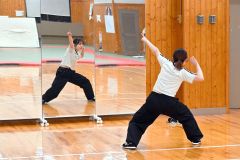 鏡の前でダンスの練習をする竹澤さん（畜大武道場）
