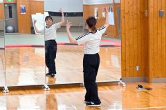 鏡の前でダンスの練習をする竹澤さん（畜大武道場）