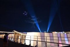 夜空を彩る「ドローンショー」。ライトアップされたパビリオンとも共演する