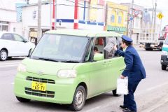 ドライバーらに「ハンドサインでストップ運動」の実践を呼び掛ける広尾署員ら