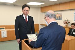 当選証書を受け取る按田氏（左）
