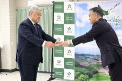 手島町長から感謝状を受け取る遠藤社長