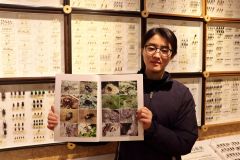 完成した「上士幌町生物多様性データブック２０２４」を紹介する田中学芸推進員