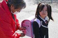 商工会女性部から「愛の鈴」をプレゼントされた新１年生