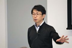 講演する帯広美術館の瀬戸さん