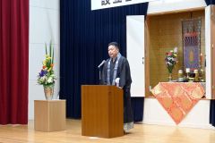 あいさつする桂井理事長