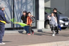 浦幌で新入学児童の登校を見守り