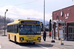 広尾町を走る路線バス。町は事業者や住民を含む会を立ち上げ、公共交通の在り方を検討する