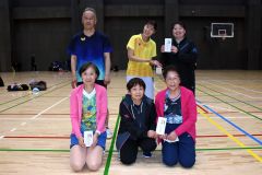 個人戦女子Ｂ優勝の稲見・浅野組（前列右）と同Ａ優勝の遠藤・鈴木組（後列右）。男子Ｂ優勝の谷本・三並組（左）