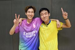 個人戦男子Ａ優勝の（右から）伊藤・鈴木組