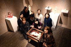 独特の世界観の人形並ぶ　伽井丹彌さんの創作人形教室展　１６日からミントカフェ