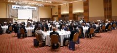 １２２人が出席した記念式典