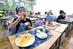 初めての給食「おいしい！」　市内小学校で新入生に提供開始