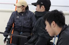 ストーンの行方を見る（左から）土屋さん、金泥さん、石田さん