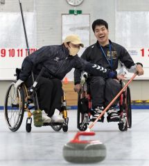 土屋さんからレクチャーを受ける石田さん