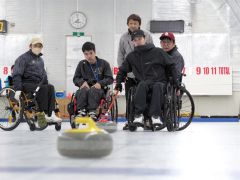 黄ストーンの奥をめがけ赤ストーンを放つ金泥さん