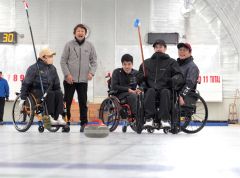 車いすカーリング「続けてみたい」　チーム存続への体験会に２人参加