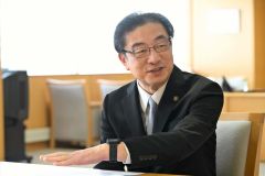 任期残り１年を迎え、インタビューに応じる米沢市長（須貝拓也撮影）