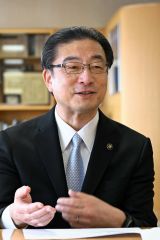 任期残り１年を迎え、インタビューに応じる米沢市長（須貝拓也撮影）