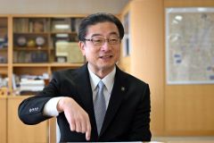 任期残り１年を迎え、インタビューに応じる米沢市長（須貝拓也撮影）