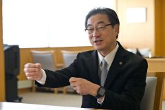 任期残り１年を迎え、インタビューに応じる米沢市長（須貝拓也撮影）