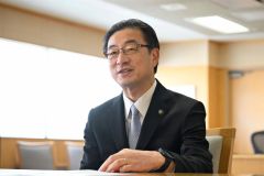 任期残り１年を迎え、インタビューに応じる米沢市長（須貝拓也撮影）