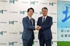 握手して記念撮影に応じる（右から）宮川社長と鈴木知事