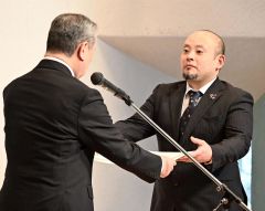 表彰を受ける漆舘さん（右）