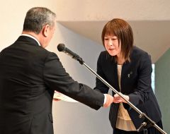 表彰を受ける岡田さん（右）