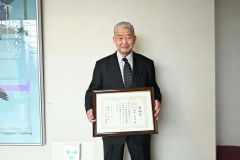 ６０００単位達成で道民カレッジ学長奨励賞の賞状を受けた田中さん