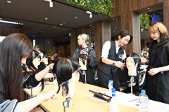 カットの実習に励む学生ら