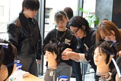講師（右から２人目）から指導を受ける学生