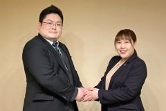 （写真左から）新津龍之介氏から青年部長を引き継ぐ杉田璃菜氏