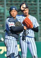 白樺学園高時代にバッテリーを組んでいた業天汰成さん（左）と片山楽生投手