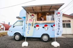 「夢みるく」のキッチンカーで、自慢のソフトクリームをＰＲする山本和美さん