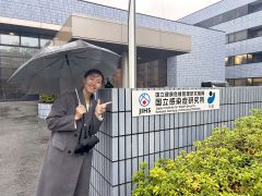 畜大卒の篠崎さん、国立感染症研究所で奮闘中　日英の獣医師免許取得