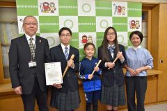 リコーダー全国大会銀賞を報告　陸別アンサンブルクラブの３人