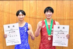風間杯第６８回全国高校選抜大会の７１キロ級で３位入賞を果たした帯北の坂本柊（右）と５１キロ級で５位入賞を果たした帯北の岡部太施