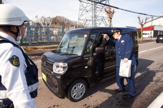 【写真】登下校時の事故防止を　広尾署が通学路で街頭啓発