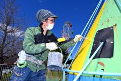 おびひろ動物園塗装奉仕活動（１７日、金野和彦撮影）