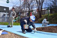 おびひろ動物園塗装奉仕活動（１７日、金野和彦撮影）