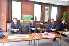 帯広市の加藤農政部参事らが来社 2