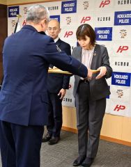 感謝状を受け取る（右から）星さん、佐川支店長。左は熊谷署長