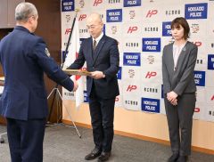 感謝状を受け取る佐川支店長（中央）と星さん（右）