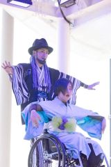 ダンサーと踊りを披露する車いすのパラコレモデル（森田さん提供）