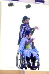 ダンサーと踊りを披露するパラコレモデル（森田さん提供）