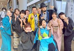 森田さん（後列右から３人目）とパラコレモデルら（森田さん提供）