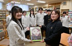 直木賞作家の河崎さん、帯三条高で講演　図書局員が手紙送り実現